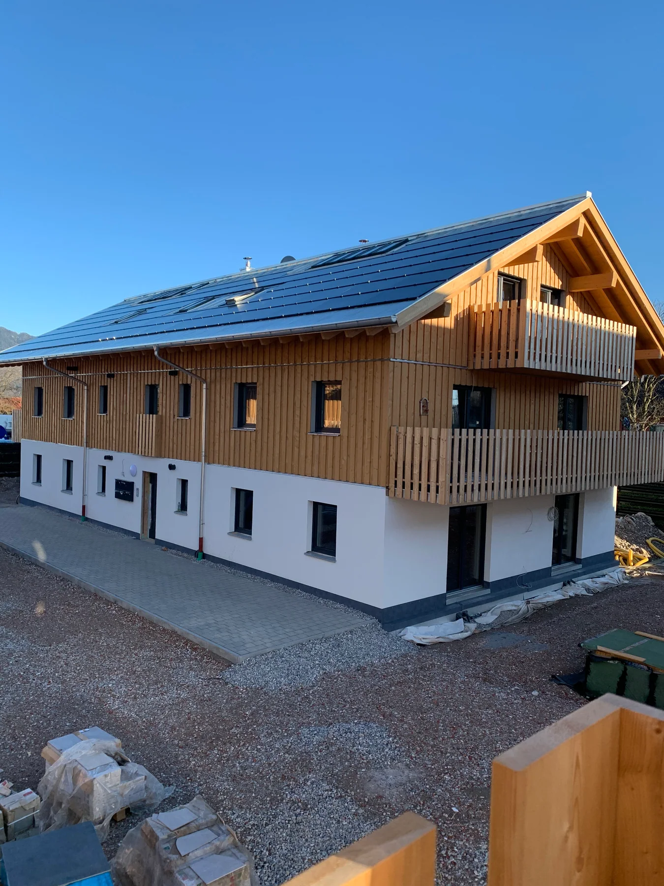 Reale Projektaufnahme einer Photovoltaikanlage auf einem fertiggestellten Wohngebäude