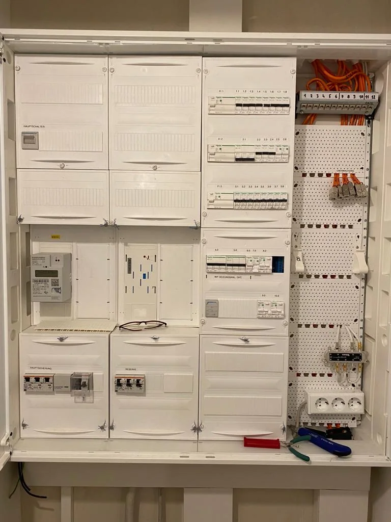 Reale Projektaufnahme eines elektrischen Verteilerschranks mit gekennzeichnetem Photovoltaik-Anschlussbereich
