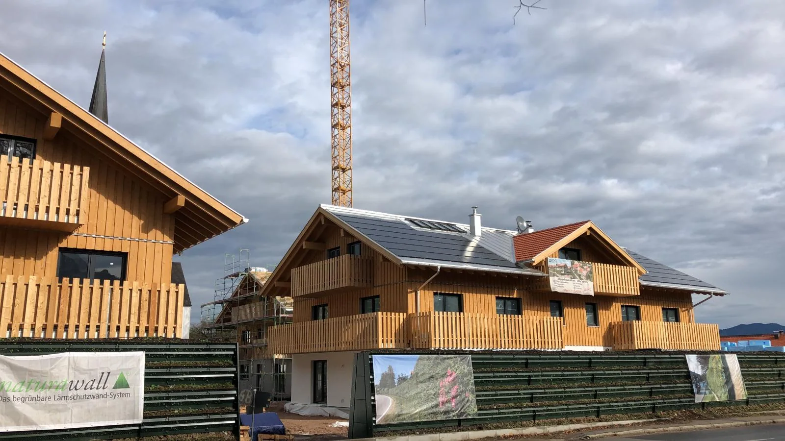 Reale Projektaufnahme einer Wohnanlage mit großflächig belegten Photovoltaikdächern
