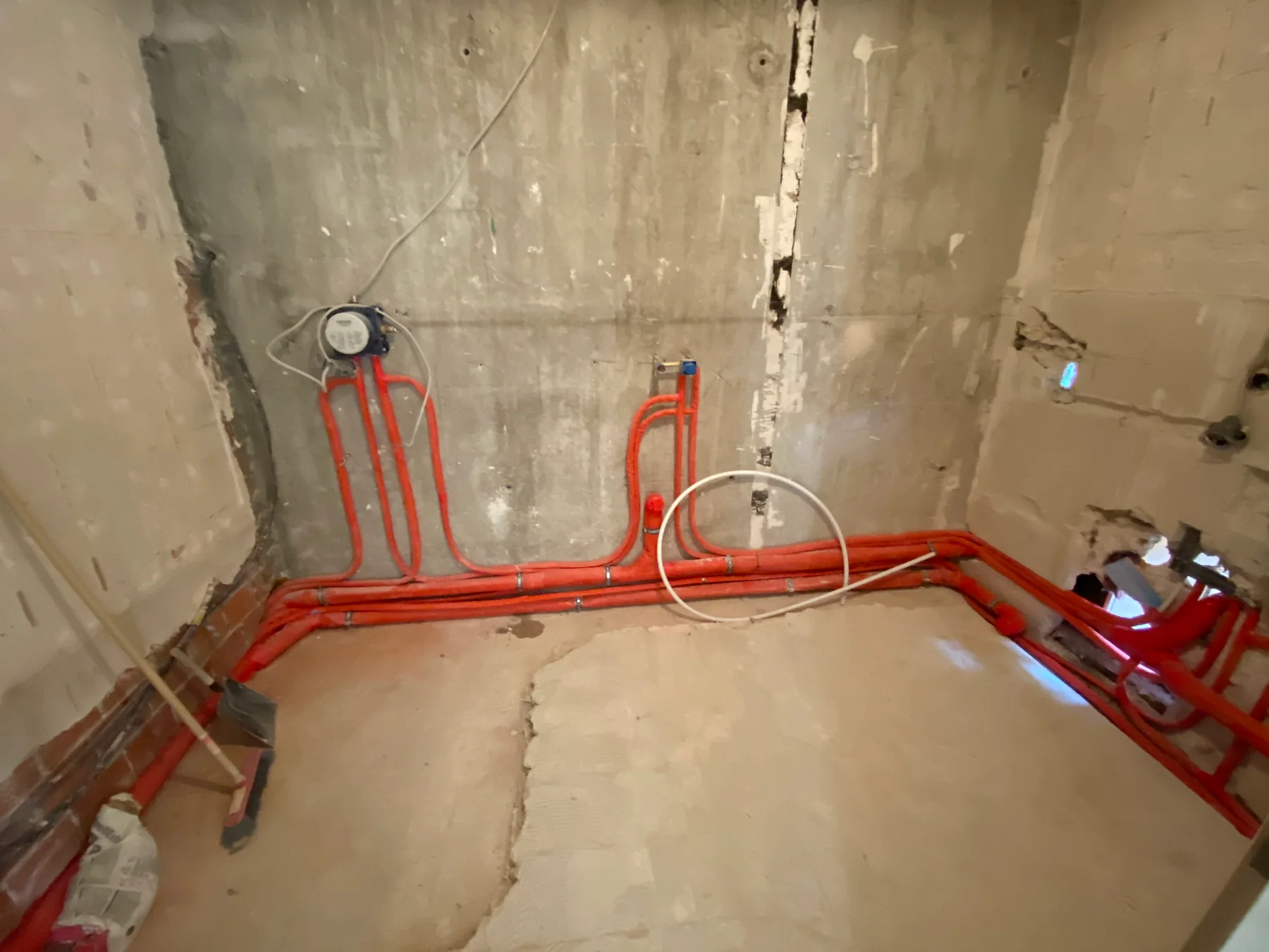 Reale Projektaufnahme der Leitungsführung einer Sanitär-Rohinstallation im Bad