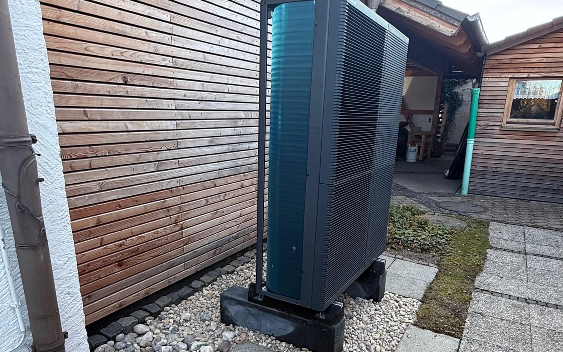 Reale Projektaufnahme einer Wärmepumpe in einem bestehenden Hofbereich