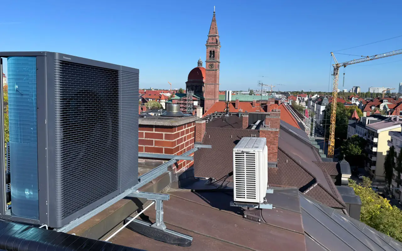 Reale Projektaufnahme der Hudec GmbH mit einer Wärmepumpenanlage auf einem Bestandsgebäude