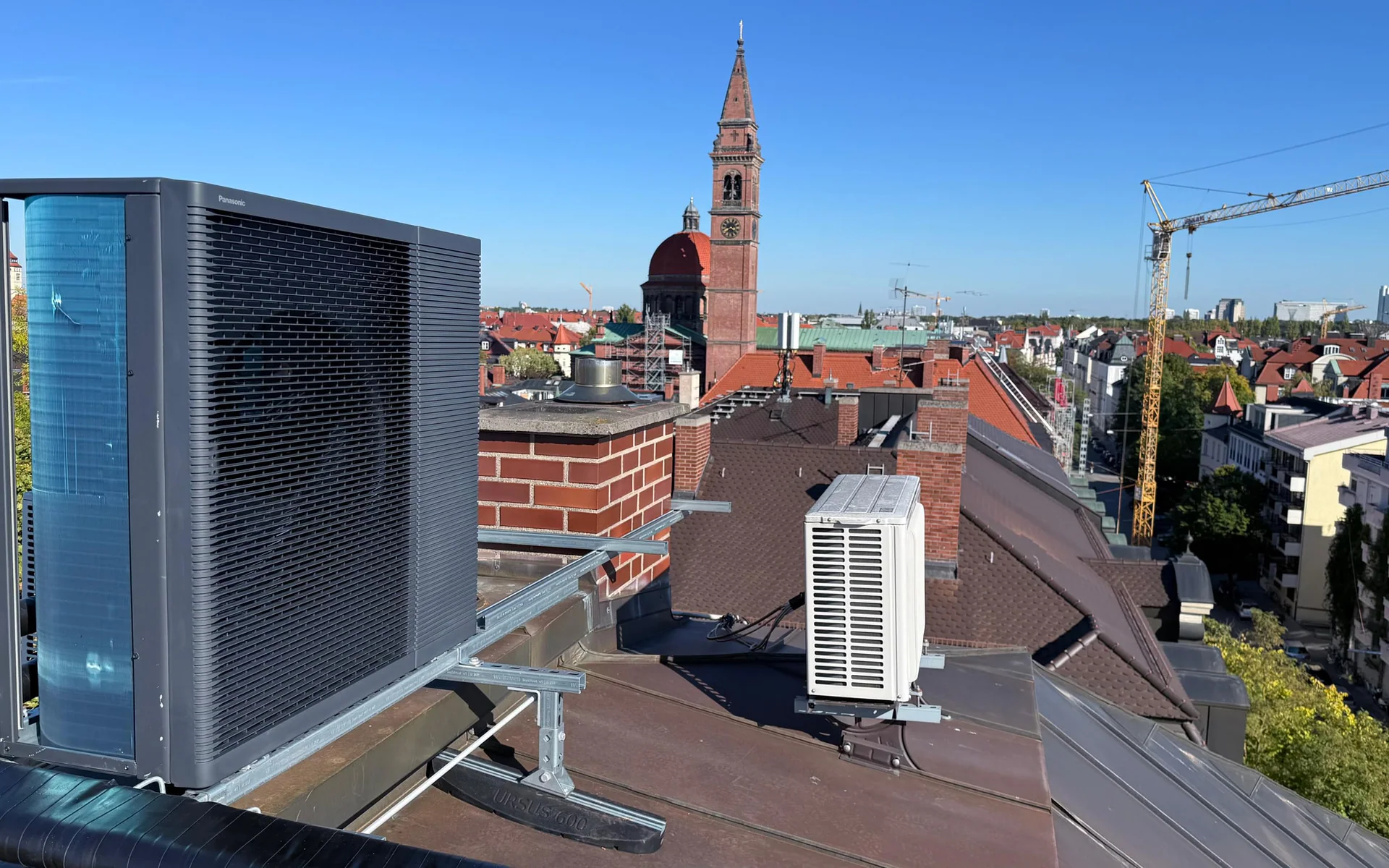Reale Projektaufnahme einer Panasonic Wärmepumpenanlage über einem städtischen Dachbestand