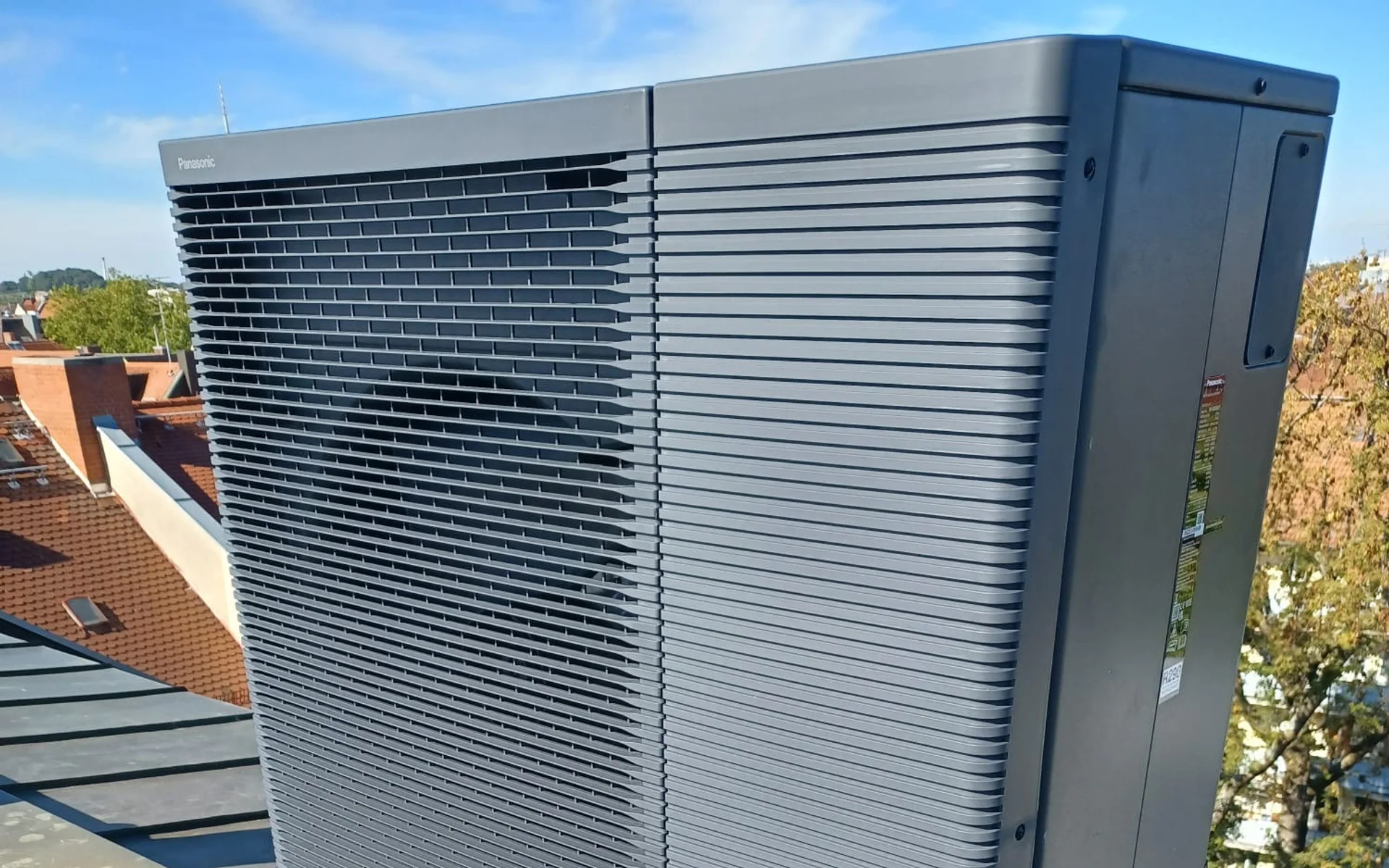 Reale Projektaufnahme einer Panasonic Wärmepumpe auf einer Dachkonstruktion