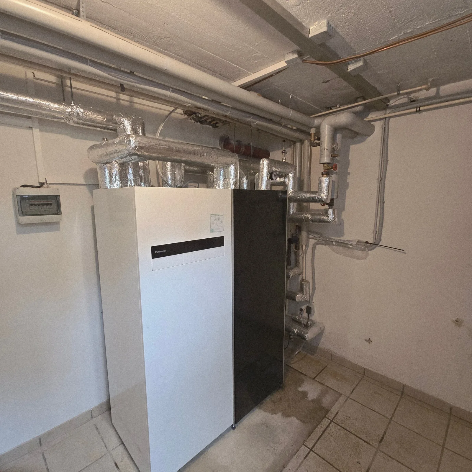 Reale Projektaufnahme einer Panasonic Aquarea Anlage im Technikraum
