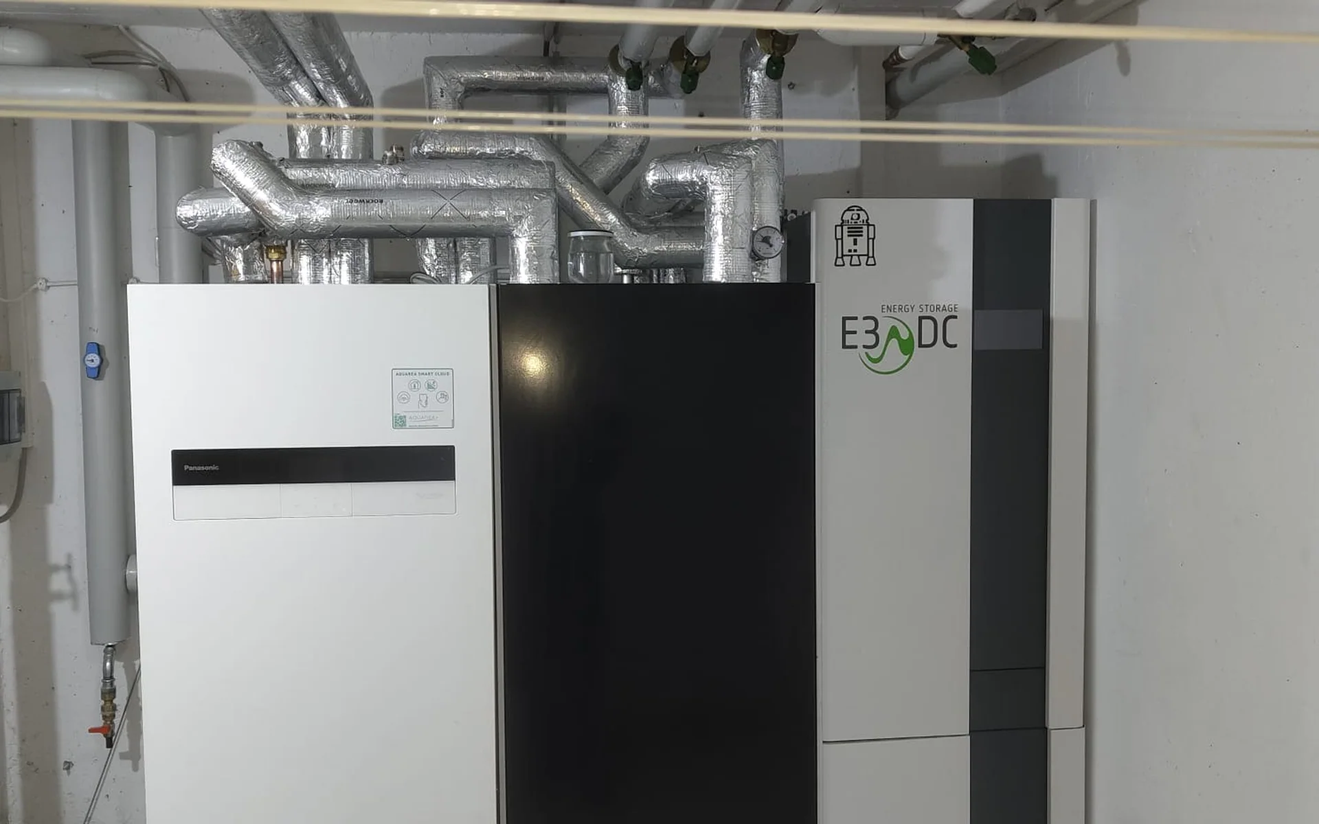 Reale Projektaufnahme abgestimmter Wärmepumpen- und Batteriespeichertechnik in einem Technikraum